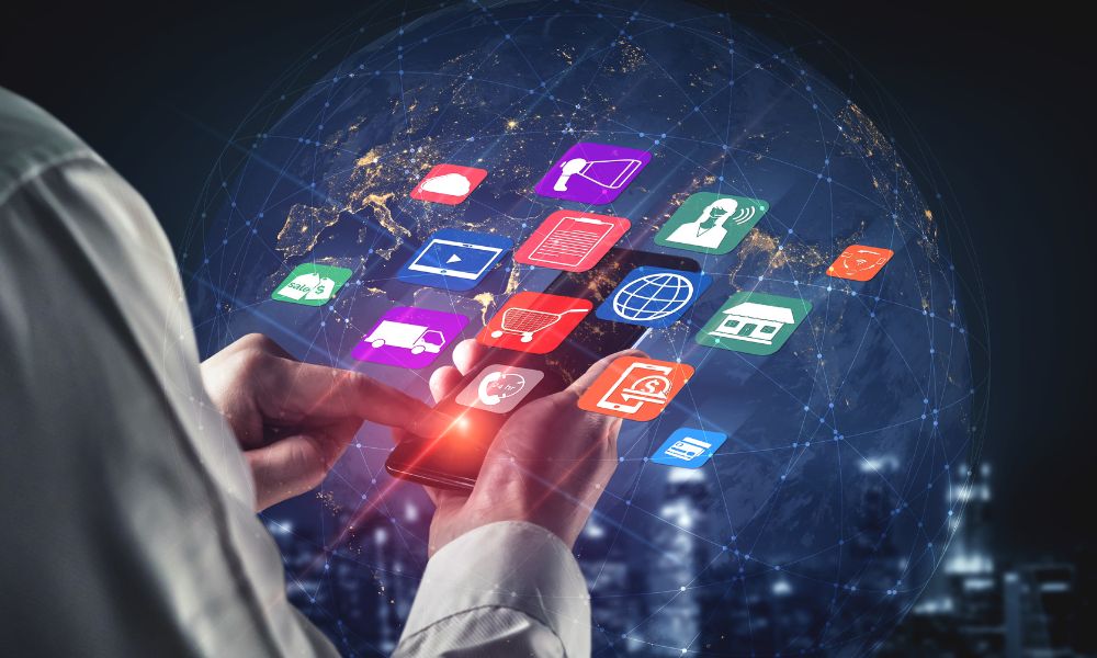 Man holding a mobile phone and icons representing the omnichannel approach.